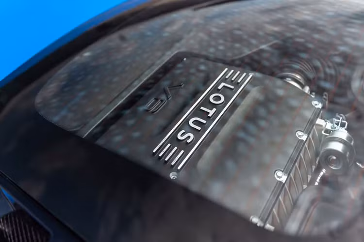 Đến phiên bản 2022 vừa ra mắt, Toyota Camry đã được trang bị thế hệ động cơ mới nhất Dynamic Force. Thế hệ động cơ này đem lại khả năng tiêu thụ nhiên liệu hiệu quả hơn cho xe, đồng thời cũng cải thiện công suất vận hành.