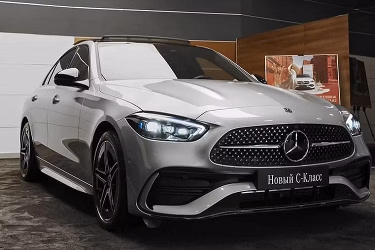 Trong thời gian ngắn sắp tới, Mercedes-Benz Việt Nam (MBV) sẽ sớm bán ra dòng C-Class thế hệ mới, phân phối duy nhất phiên bản Mercedes-Benz C300 AMG Line nhập khẩu trực tiếp từ Đức với giá bán khoảng 2,399 tỷ đồng, tức cao hơn khoảng 400 triệu đồng so với phiên bản C300 hiện tại đang lắp ráp trong nước.