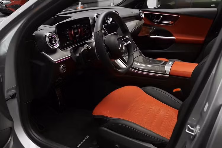 Khoang nội thất xe sở hữu màn hình trung tâm 11.9 inch, đồng hồ hỗ trợ lái kích thước 12,3 inch, “chạy” hệ thống MBUX thế hệ mới nhất, tích hợp thêm trợ lý ảo thông minh. Nội thất Mercedes-Benz C-Class thế hệ mới không có nhiều nút bấm, ít các phím chức năng.