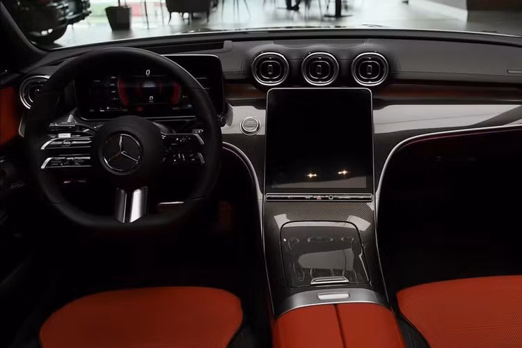 Phiên bản C300 AMG Line 2022 thế hệ mới sử dụng động cơ 4cyl dung tích 2.0L tăng áp mới (mã M254) cho công suất 255 mã lực và mô-men xoắn 400 Nm, sử dụng kết hợp với hệ truyền động mild hybrid sử dụng mô-tơ điện. Sức mạnh được truyền xuống cầu sau (RWD), thông qua hộp số tự động 9 cấp.