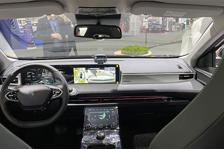 Mặt ca-lăng của Ford Territory 2023 vơis phong cách thể thao và trẻ trung với họa tiết lưới tổ ong sắp xếp theo kiểu ma trận. Mâm xe trên các phiên bản có sự khác biệt. Trong đó, phiên bản cao cấp nhất có vành 19 inch.