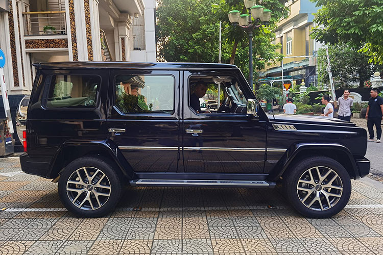 Không chỉ “sao chép” kiểu dáng thiết kế, mẫu xe SUV BAIC BJ80 nhái Mercedes-Benz G-Class gần như cả kích thước. Cụ thể, BAIC BJ80 có chiều dài 4.765 mm và trục cơ sở 2.800 mm, trong khi Mercedes-Benz G-Class dài 4.817 mm và trục cơ sở 2.890 mm.