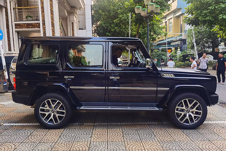 Không chỉ “sao chép” kiểu dáng thiết kế, mẫu xe SUV BAIC BJ80 nhái Mercedes-Benz G-Class gần như cả kích thước. Cụ thể, BAIC BJ80 có chiều dài 4.765 mm và trục cơ sở 2.800 mm, trong khi Mercedes-Benz G-Class dài 4.817 mm và trục cơ sở 2.890 mm.