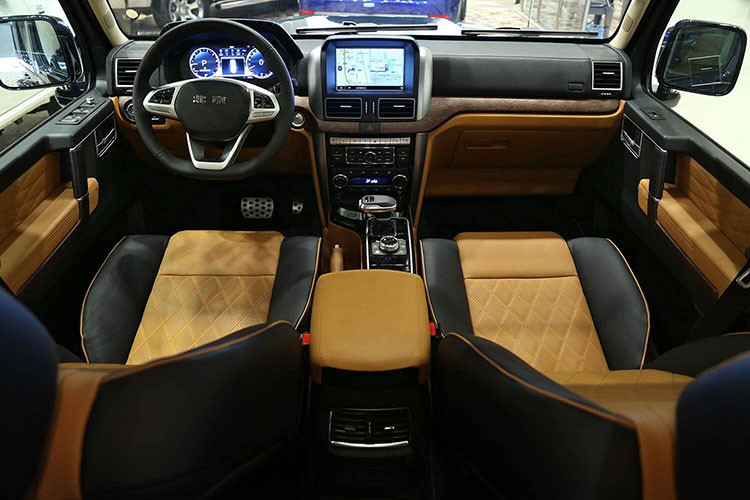 Mặt khác, thiết kế khoang cabin của BAIC BJ80 lại khác biệt khá nhiều so với G-Class. Cụ thể, nội thất của xe được bọc da, ốp gỗ và nhôm.