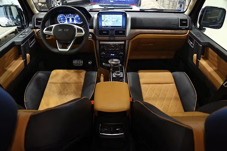 Mặt khác, thiết kế khoang cabin của BAIC BJ80 lại khác biệt khá nhiều so với G-Class. Cụ thể, nội thất của xe được bọc da, ốp gỗ và nhôm.