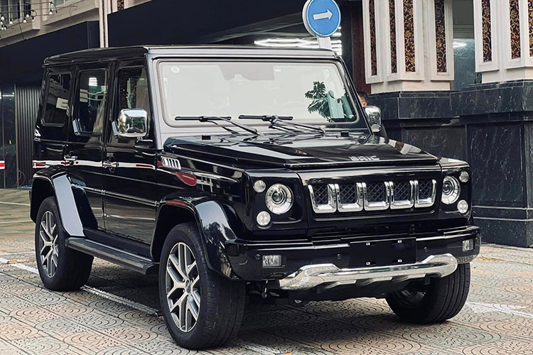 Một vài chi tiết khác biệt ít ỏi giữa BAIC BJ80 và Mercedes-Benz G-Class là bộ lưới tản nhiệt ở và hệ thống đèn chiếu sáng ở đầu xe. Tuy nhiên, khi nhìn vào hai chi tiết này chúng ta lại thấy “bóng dáng” của Jeep và Land Rover Defender thế hệ cũ. Mâm xe có kích thước lớn 20 inch tạo hình đa chấu.