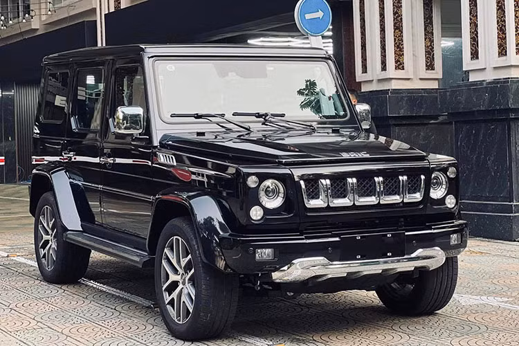 Một vài chi tiết khác biệt ít ỏi giữa BAIC BJ80 và Mercedes-Benz G-Class là bộ lưới tản nhiệt ở và hệ thống đèn chiếu sáng ở đầu xe. Tuy nhiên, khi nhìn vào hai chi tiết này chúng ta lại thấy “bóng dáng” của Jeep và Land Rover Defender thế hệ cũ. Mâm xe có kích thước lớn 20 inch tạo hình đa chấu.