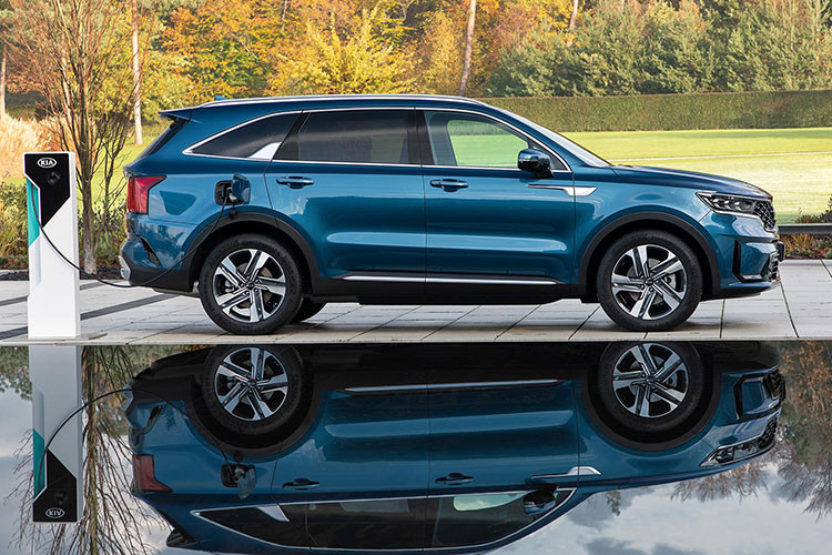 Kể từ khi được tiết lộ sẽ về Việt Nam vào năm ngoái, Kia Sorento Hybrid đã nhận được nhiều quan tâm, dự kiến trở thành mẫu SUV cỡ D đầu tiên sở hữu hệ thống truyền động kết hợp này. Tuy nhiên, mẫu xe này cũng khiến nhiều người phải chờ đợi gần 1 năm chưa thấy "tăm hơi" dù thế hệ mới của Sorento đã được KIA THACO cho ra mắt từ lâu.