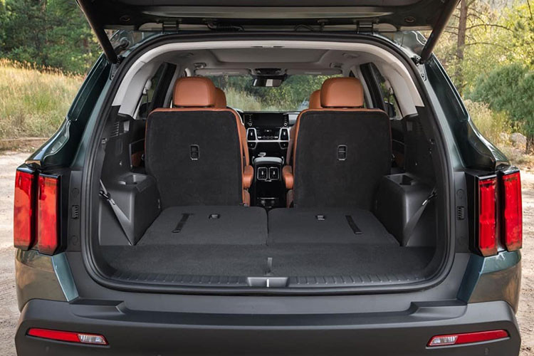 Cung cấp sức mạnh cho Kia Sorento Hybrid thế hệ mới là hệ truyền động hybrid kết hợp của động cơ Smartstream G1.6 T-GDI 4 xi-lanh mạnh 179 mã lực/264 Nm và một động cơ điện 44 kW (60 mã lực). Công suất kết hợp vào khoảng 230 mã lực và 350 Nm, kết hợp với hệ dẫn động cầu trước và hộp số tự động 6 cấp.