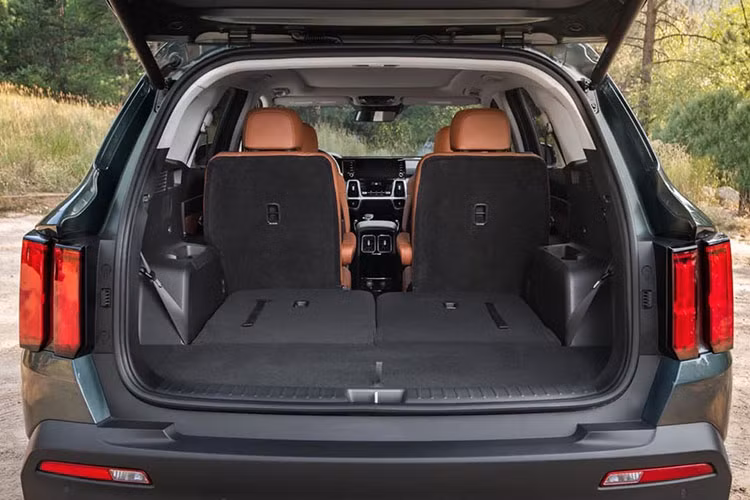 Cung cấp sức mạnh cho Kia Sorento Hybrid thế hệ mới là hệ truyền động hybrid kết hợp của động cơ Smartstream G1.6 T-GDI 4 xi-lanh mạnh 179 mã lực/264 Nm và một động cơ điện 44 kW (60 mã lực). Công suất kết hợp vào khoảng 230 mã lực và 350 Nm, kết hợp với hệ dẫn động cầu trước và hộp số tự động 6 cấp.