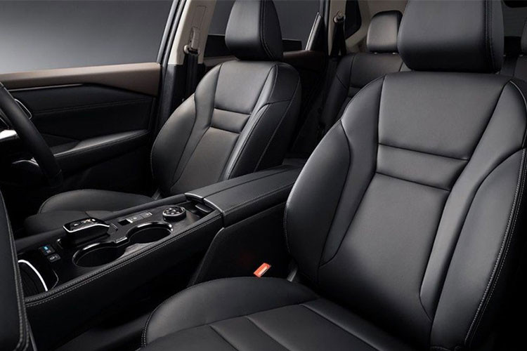 Bên trong khoang cabin, Nissan X-Trail 2023 được trang bị cụm đồng hồ kỹ thuật số 12,3 inch, màn hình giải trí trung tâm thiết kế nổi 12,3 inch và tùy chọn màn hình hiển thị kính lái HUD 10,8 inch.