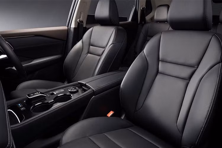 Bên trong khoang cabin, Nissan X-Trail 2023 được trang bị cụm đồng hồ kỹ thuật số 12,3 inch, màn hình giải trí trung tâm thiết kế nổi 12,3 inch và tùy chọn màn hình hiển thị kính lái HUD 10,8 inch.