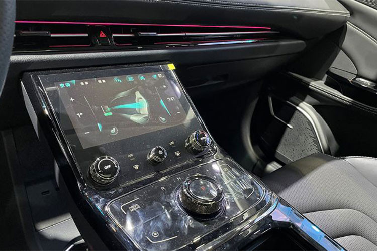 Không chỉ lớn hơn, Neta U Pro còn sở hữu thiết kế ngoại thất cao cấp hơn Neta V EV. Cụ thể, mẫu SUV cỡ C này được trang bị dải đèn LED định vị ban ngày hình chữ "T" nằm ngang khá ấn tượng.