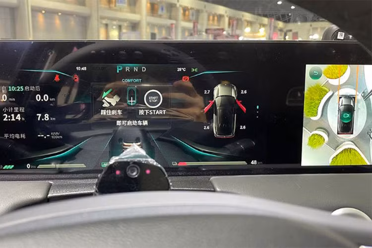 Nếu dùng sạc nhanh, thời gian tăng dung lượng pin từ 30% lên 80% là khoảng 30 phút. Trong khi đó, thời gian sạc đầy pin bằng sạc chậm AC là 8 tiếng. Với chiều dài 4.530 mm, chiều rộng 1.860 mm, chiều cao 1.628 mm và chiều dài cơ sở 2.770 mm, Neta U Pro được định vị trong phân khúc SUV cỡ C. Đồng thời, mẫu xe này cũng có kích thước lớn hơn nhiều so với người anh em Neta V EV bán tại thị trường Thái Lan.