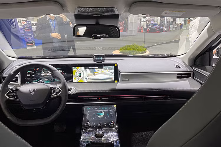 Cụ thể hơn, Neta U Pro ở thị trường Lào được trang bị mô-tơ điện nằm trên cầu trước với công suất tối đa 120 kW (khoảng 163 mã lực) và mô-men xoắn cực đại 210 Nm, giúp xe đạt vận tốc tối đa 150 km/h. Mô-tơ điện này kết hợp với cụm pin CATL làm mát bằng dung dịch có dung lượng 66 kWh. Theo hãng Neta, U Pro chính là mẫu xe có phạm vi di chuyển dài nhất trong phân khúc ở thị trường Lào.