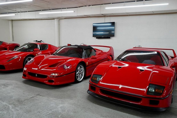 David Lee không chỉ được biết đến là 1 doanh nhân trong lĩnh vực trang sức xa xỉ mà còn nổi tiếng là một nhà sưu tập siêu xe. Khá ấn tượng là vị đại gia này từng nổi tiếng với màn "đi đêm" để mua được Ferrari LaFerrari hàng hiếm và sau đó 1 bài báo khiến anh bị hãng xe Ferrari hiểu lầm nhiều năm trời vì cho rằng hãng có ác cảm với mình nên không chịu bán các dòng xe hypercar đắt đỏ.