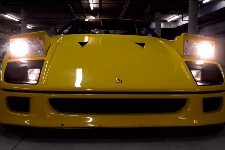 Ferrari F40 được trang bị khối động cơ xăng V8, tăng áp kép, dung tích 2.9 lít, sản sinh công suất tối đa từ 471 mã lực đến 477 mã lực tuỳ theo phiên bản dành cho các thị trường.