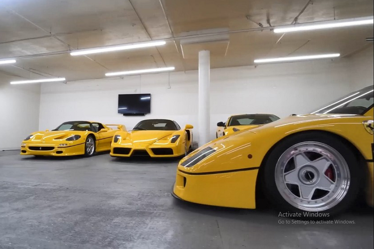 Đây không phải là chiếc siêu xe Ferrari F40 đầu tiên vào garage xe ước tính hàng trăm tỷ đồng của David Lee nhưng lại là ngựa chiến đầu tiên mang màu sắc vàng nổi bật. Thực tế, David Lee đang cố gắng lấp đầy garage của mình với 1 hàng xe Ferrari màu đỏ và đối diện là màu vàng nhưng phải là cùng phiên bản. Chiếc siêu xe Ferrari F40 này giúp David Lee hoàn thiện thêm bộ sưu tập xe ngựa chiến màu vàng của mình với Ferrari Enzo, Ferrari F50, Ferrari F40, Ferrari 250 Lusso Competizione, Ferrari F12tdf.