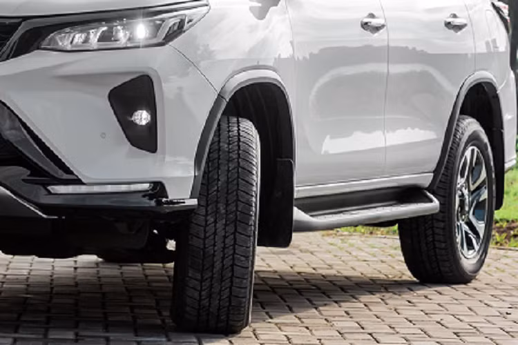 Bản cao cấp nhất ZRX của Fortuner 2023 sẽ có thêm đèn pha LED 4 bóng, đèn báo rẽ LED tuần tự, cổng USB cho cả 3 hàng ghế, hệ thống cảnh báo tiền va chạm (phanh khẩn cấp tự động), cảnh báo lệch làn đường và hệ thống kiểm soát hành trình thích ứng.