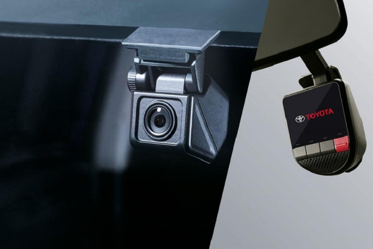 Những trang bị còn lại của Toyota Fortuner 2023 tại thị trường Malaysia vẫn giống như cũ. Bản tiêu chuẩn của xe dùng vành hợp kim 17 inch, lốp 265/65, đèn pha bi-LED tự động, dải đèn LED định vị ban ngày và đèn sương mù trước/sau.