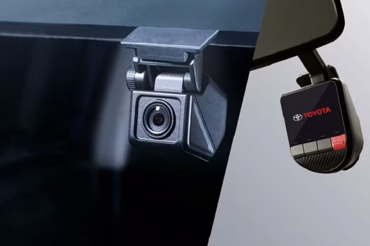 Những trang bị còn lại của Toyota Fortuner 2023 tại thị trường Malaysia vẫn giống như cũ. Bản tiêu chuẩn của xe dùng vành hợp kim 17 inch, lốp 265/65, đèn pha bi-LED tự động, dải đèn LED định vị ban ngày và đèn sương mù trước/sau.