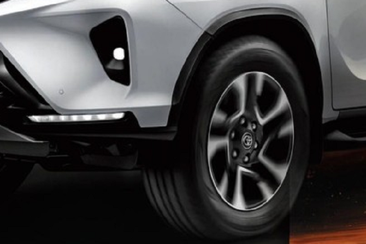 Nâng cấp lên bản SRZ cao cấp hơn, khách hàng Malaysia sẽ nhận về vành la-zăng 18 inch, lốp 265/60, hệ thống điều hòa tự động 2 vùng, hộc lạnh đựng găng tay, ghế bọc da pha nỉ, ghế lái chỉnh điện, cửa cốp chỉnh điện, hệ thống phát hiện điểm mù, hỗ trợ đổ đèo, hệ thống kiểm soát hành trình, khóa vi sai cầu sau và khóa vi sai hạn chế trượt tự động.