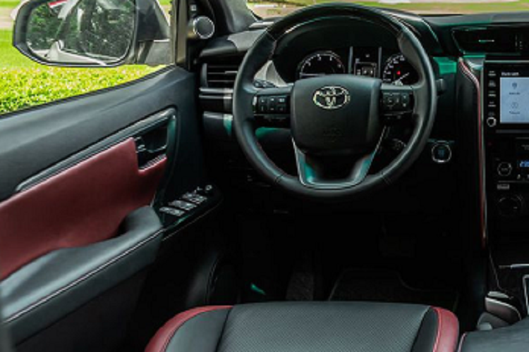 Nằm bên dưới nắp ca-pô của Fortuner 2023 là 3 loại động cơ như cũ. Thứ nhất là động cơ diesel 4 xi-lanh, tăng áp, dung tích 2.4L, sản sinh công suất tối đa 150 mã lực và mô-men xoắn cực đại 400 Nm. Thứ hai là động cơ diesel 4 xi-lanh, tăng áp, dung tích 2.8L với công suất tối đa 204 mã lực và mô-men xoắn cực đại 500 Nm.