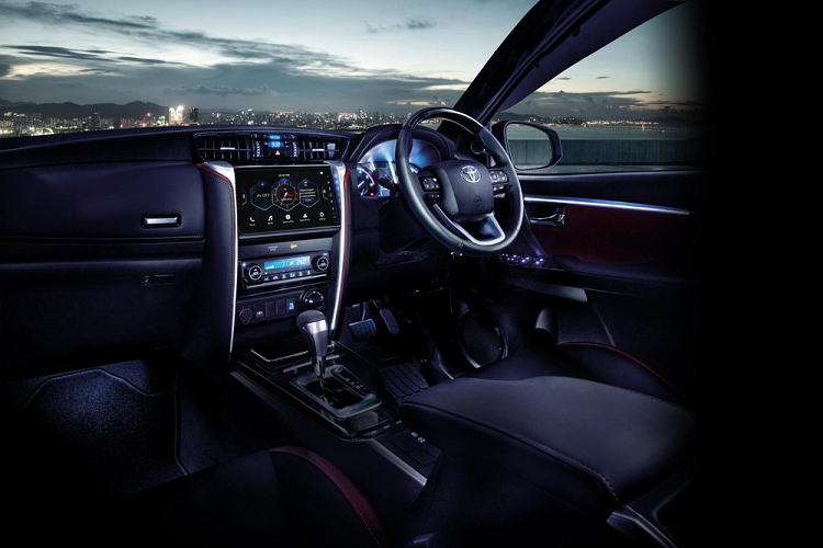 Thay đổi còn lại của Toyota Fortuner 2023 ở thị trường Malaysia là cổng USB Type C mới để sạc nhanh hơn. Như vậy, mẫu SUV hạng D này được áp dụng những trang bị mới giống hệt Toyota Innova thế hệ mới.