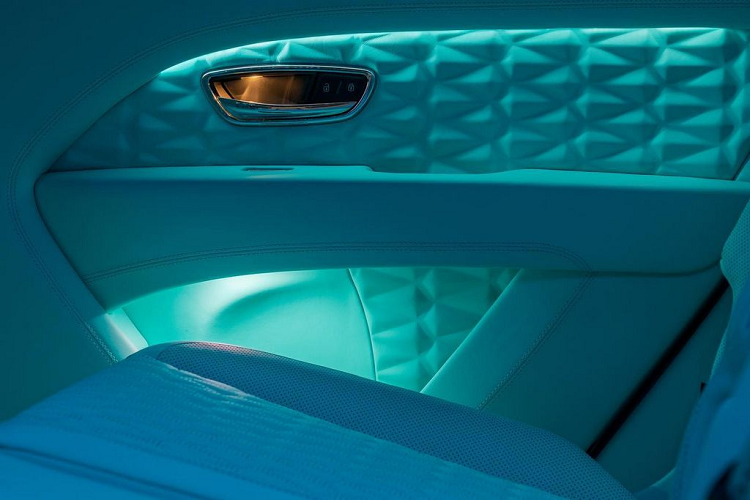 Ngoài ra, nội thất của xe còn có các điểm nhấn trang trí bằng sợi carbon và kim loại sáng bóng. Điểm đáng nói nhất trên Bentayga Speed Feroza Edition nằm ở dưới nắp ca-pô.