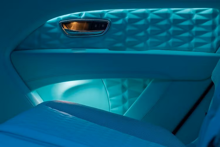 Ngoài ra, nội thất của xe còn có các điểm nhấn trang trí bằng sợi carbon và kim loại sáng bóng. Điểm đáng nói nhất trên Bentayga Speed Feroza Edition nằm ở dưới nắp ca-pô.