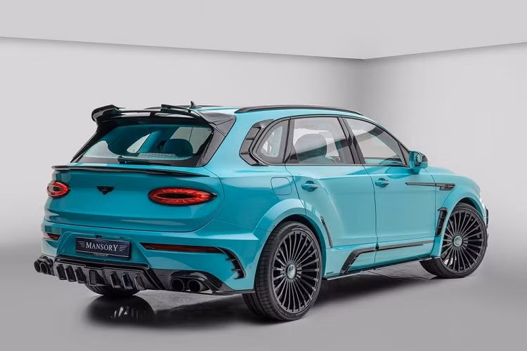 Bộ bodykit của xưởng độ danh tiếng này bao gồm bộ chia gió phía trước, bổ sung những điểm nhấn trang trí xung quanh hốc hút gió, ngưỡng cửa bên, chắn bùn rộng, lưới tản nhiệt Mansory phát sáng, cánh gió sau kép và bộ khuếch tán nổi bật chứa ống xả quad. Tiếp đến là bộ mâm 24 inch đa chấu hoàn toàn mới với màu đen.