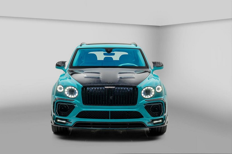 Bentayga Speed Feroza Edition 2022 gây ấn tượng với màu sơn ngoại thất xanh ngọc sáng lạ mắt với các điểm nhấn tương phản là sợi carbon đặc trưng của Mansory trên nắp ca-pô, gương cùng các bộ phận khí động học.
