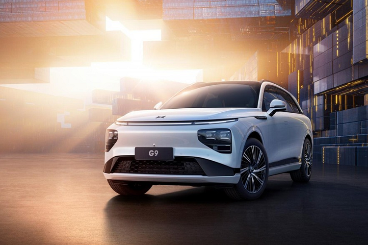 Bên sườn, mẫu SUV cỡ lớn này có thiết kế khá mượt mà và ít đường dập gân. Cộng với tay nắm cửa nằm chìm vào thân xe, cửa không khung và các loại vành la-zăng có thiết kế khí động lực học, đường kính lớn nhất lên đến 21 inch, XPeng G9 2023 sở hữu hệ số lực cản không khí chỉ 0,27 Cd.