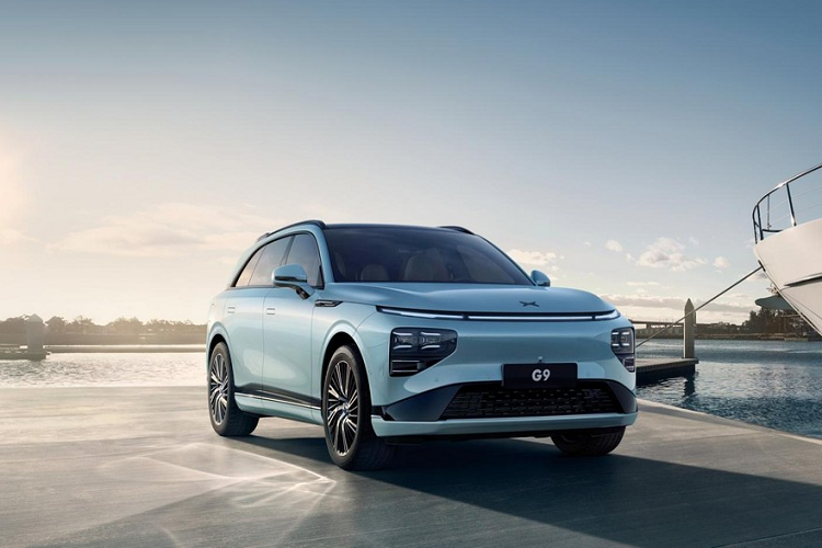 Với chiều dài 4.891 mm, chiều rộng 1.937 mm, chiều cao 1.680 mm và chiều dài cơ sở 2.998 mm, XPeng G9 2023 chạy điện được định vị trong phân khúc SUV cỡ lớn. Đây là mẫu xe ngay từ đầu đã được xác định là sẽ bán cả ở thị trường nước ngoài, trong đó có châu Âu. Do đó, XPeng G9 2023 có thể trở thành đối thủ của VinFast VF9 trong tương lai.