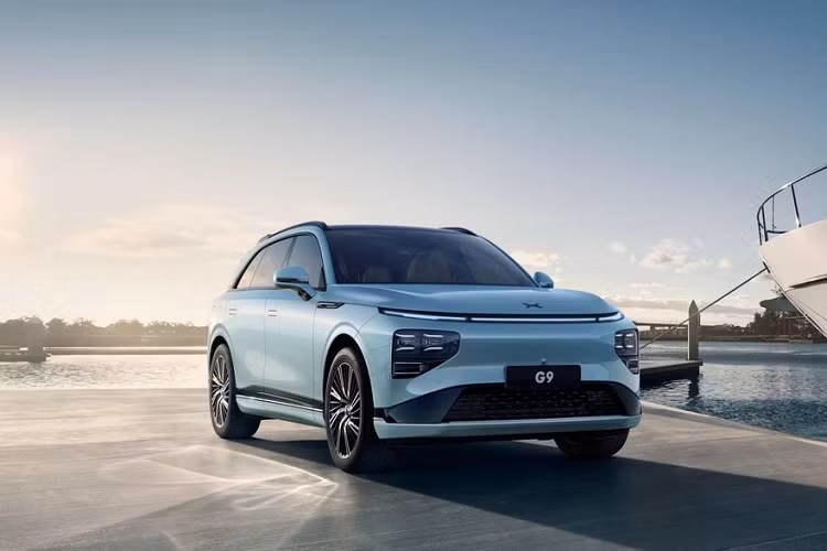 Với chiều dài 4.891 mm, chiều rộng 1.937 mm, chiều cao 1.680 mm và chiều dài cơ sở 2.998 mm, XPeng G9 2023 chạy điện được định vị trong phân khúc SUV cỡ lớn. Đây là mẫu xe ngay từ đầu đã được xác định là sẽ bán cả ở thị trường nước ngoài, trong đó có châu Âu. Do đó, XPeng G9 2023 có thể trở thành đối thủ của VinFast VF9 trong tương lai.