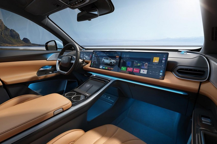 Để mang đến trải nghiệm 5D cho hành khách, mẫu SUV Trung Quốc này có thể kết hợp hệ thống âm thanh Dynaudio 28 loa, tính năng rung ghế, điều hòa nhiệt độ và nước hoa trên xe với nhau. Tuy có kích thước lớn nhưng XPeng G9 2023 chỉ được trang bị nội thất 5 chỗ ngồi. Ghế của xe đều được bọc bằng chất liệu da Nappa sang trọng và có lớp đệm dày dặn để tạo cảm giác thoải mái cho người ngồi. Ở phần lớn các phiên bản, xe đều có ghế trước đủ tính năng chỉnh điện, sưởi, làm mát và massage.