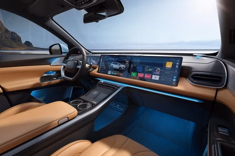 Để mang đến trải nghiệm 5D cho hành khách, mẫu SUV Trung Quốc này có thể kết hợp hệ thống âm thanh Dynaudio 28 loa, tính năng rung ghế, điều hòa nhiệt độ và nước hoa trên xe với nhau. Tuy có kích thước lớn nhưng XPeng G9 2023 chỉ được trang bị nội thất 5 chỗ ngồi. Ghế của xe đều được bọc bằng chất liệu da Nappa sang trọng và có lớp đệm dày dặn để tạo cảm giác thoải mái cho người ngồi. Ở phần lớn các phiên bản, xe đều có ghế trước đủ tính năng chỉnh điện, sưởi, làm mát và massage.