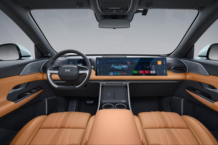 Tiến vào bên trong nội thất của XPeng G9 2023, người lái sẽ không thể rời mắt trước 3 màn hình cỡ lớn. Đầu tiên là màn hình LCD 10,25 inch của bảng đồng hồ kỹ thuật số sau vô lăng. Tiếp đến là 2 màn hình 14,96 inch với chip Qualcomm Snapdragon SA8155P và hỗ trợ tính năng ra lệnh bằng giọng nói tối ưu hóa. Tính năng này có thể phản hồi người dùng trong thời gian tính bằng mili giây, điều khiển hơn 600 tính năng của xe và hiểu được lệnh của nhiều hành khách khác nhau.