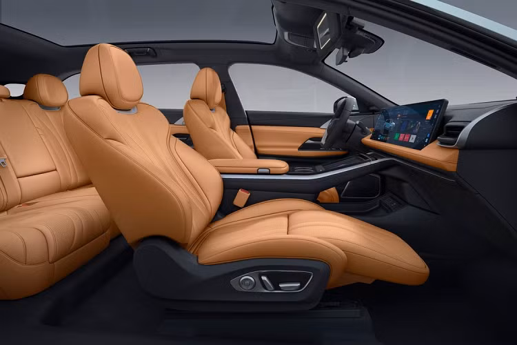 Bên cạnh đó là bệ đỡ chân dành cho ghế phụ lái. Hàng ghế sau cũng có tính năng sưởi, massage và chỉnh lưng ghế 10 độ. Sự tỉ mỉ của XPeng G9 2023 còn được thể hiện qua gương trang điểm với đèn chỉnh ánh sáng lạnh hoặc ấm. Nếu hàng ghế sau không gập xuống, XPeng G9 2023 có thể tích khoang hành lý là 660 lít. Con số này sẽ tăng lên 1.576 lít/100 km khi ghế sau gập xuống.