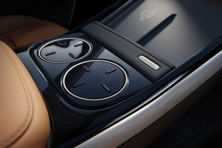 Ở phiên bản AWD, XPeng G9 2023 có thêm mô-tơ điện trên cầu trước, tạo ra công suất tổng cộng 543 mã lực và mô-men xoắn cực đại 717 Nm. Sức mạnh này giúp xe tăng tốc từ 0-100 km/h trong thời gian chỉ 3,9 giây và đạt vận tốc tối đa 200 km/h. Phạm vi di chuyển sau khi sạc đầy pin của phiên bản AWD là 650 km.