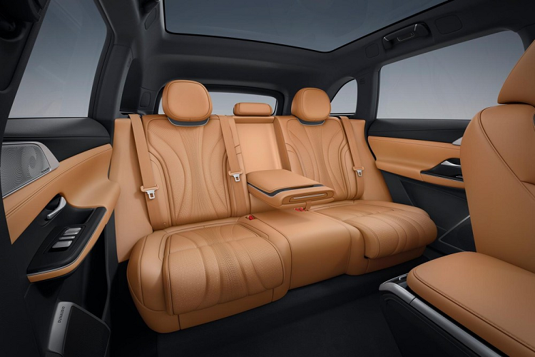 Điểm nhấn tiếp theo của XPeng G9 2023 là các công nghệ an toàn hiện đại nhờ 2 cảm biến Lidar, 12 camera, 5 radar sóng milimet và 12 cảm biến siêu âm. Ngoài ra, xe còn có 2 chip Nvidia Drive Orin với tốc độ xử lý 508 nghìn tỷ hoạt động/giây (TOP).