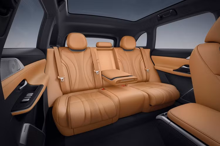 Điểm nhấn tiếp theo của XPeng G9 2023 là các công nghệ an toàn hiện đại nhờ 2 cảm biến Lidar, 12 camera, 5 radar sóng milimet và 12 cảm biến siêu âm. Ngoài ra, xe còn có 2 chip Nvidia Drive Orin với tốc độ xử lý 508 nghìn tỷ hoạt động/giây (TOP).