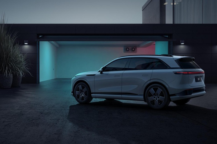 Phía sau mẫu SUV điện Trung Quốc này là cụm đèn hậu LED nằm vắt ngang đuôi xe khiến khu vực này trông như rộng và bề thế hơn. Những điểm nhấn còn lại trong thiết kế ngoại thất của xe bao gồm baga nóc và cản sau phối 2 màu. Đặc biệt, baga nóc của XPeng G9 2023 còn được tích hợp anten 5G.