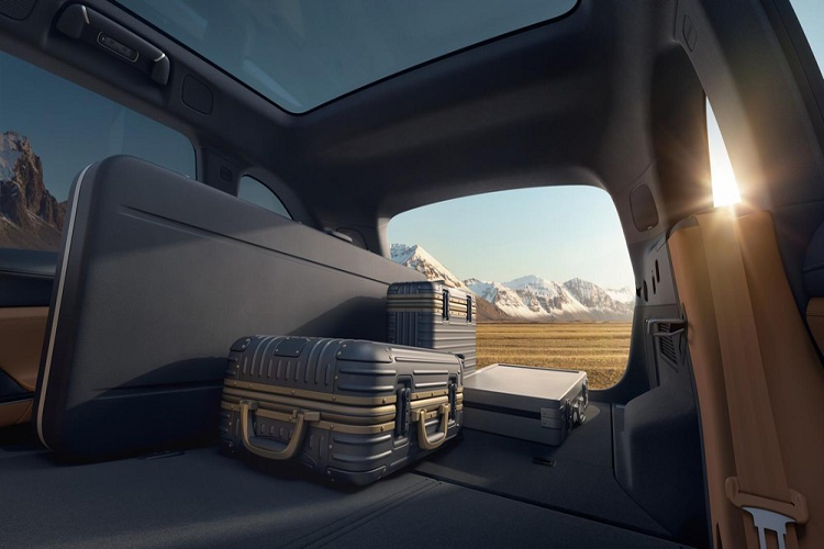 Khi mua XPeng G9 2023, khách hàng Trung Quốc có thể chọn phiên bản dẫn động cầu sau RWD hoặc dẫn động 4 bánh AWD. Trong đó, phiên bản RWD dùng mô-tơ điện mạnh 308 mã lực và mô-men xoắn cực đại 430 Nm, cho phép xe có thể tăng tốc từ 0-100 km/h trong thời gian 6,4 giây trước khi đạt vận tốc tối đa 200 km/h. Phạm vi di chuyển của XPeng G9 2023 phiên bản RWD khi dùng pin Standard là 570 km và 702 km nếu dùng pin Long Range.