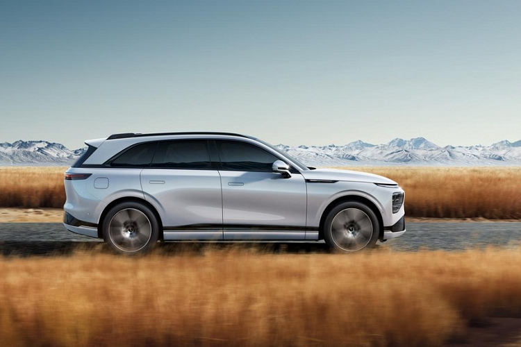 Được áp dụng ngôn ngữ thiết kế X Robot Face quen thuộc của thương hiệu XPeng, G9 sở hữu hệ thống đèn 2 tầng trên đầu xe. Trong đó, dải đèn LED định vị ban ngày nằm phía trên, vắt ngang đầu xe và ôm lấy nắp ca-pô. Bên dưới là cụm đèn pha có kích thước khá lớn. Ngoài ra, xe còn có hốc gió trung tâm rộng trên cản trước.