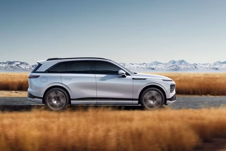 Được áp dụng ngôn ngữ thiết kế X Robot Face quen thuộc của thương hiệu XPeng, G9 sở hữu hệ thống đèn 2 tầng trên đầu xe. Trong đó, dải đèn LED định vị ban ngày nằm phía trên, vắt ngang đầu xe và ôm lấy nắp ca-pô. Bên dưới là cụm đèn pha có kích thước khá lớn. Ngoài ra, xe còn có hốc gió trung tâm rộng trên cản trước.