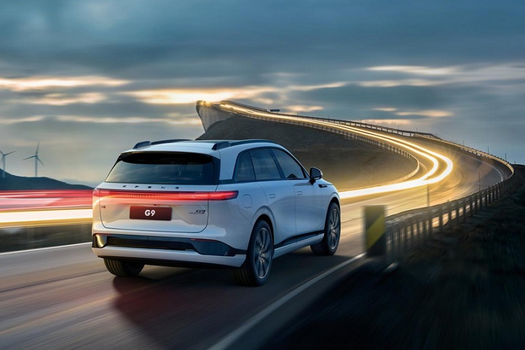 Trong khi đó, thời gian tăng dung lượng pin từ 10% lên 80% là gần 15 phút. Tại thị trường Trung Quốc, XPeng G9 2023 có tổng cộng 6 phiên bản và giá bán dao động từ 309.900 - 469.900 Nhân dân tệ (khoảng 1,03 - 1,56 tỷ đồng).