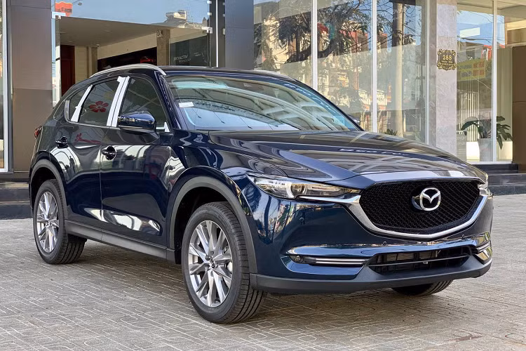 Mazda CX-5 được ưu đãi 20 triệu đồng áp dụng cho các bản 2.0L Deluxe, 2.0L Luxury và 2.0L Premium. Giá mới của các phiên bản này còn 819, 859 và 899 triệu đồng. Subaru.