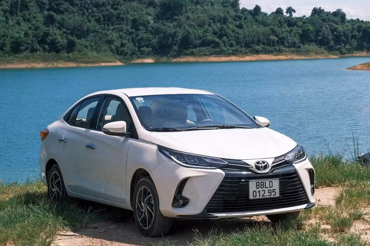 Trong số loạt xe ôtô Nhật giảm giá tại Việt Nam tháng 9/2022, Toyota đang áp dụng khuyến mại cho xe sedan hạng B Vios phiên bản E MT, E CVT và G CVT gồm gói quà tặng trị giá 15 triệu đồng, một năm bảo hiểm thân vỏ chính hãng Toyota và gói phụ kiện gồm camera hành trình, vè che mưa, bơm lốp điện tử.