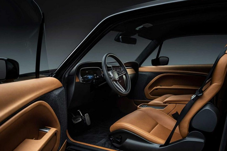 Khi ngày càng có nhiều người tán đồng ý kiến sử dụng xe điện, các nhà sản xuất xe sẽ không có lựa chọn nào khác ngoài việc thích nghi, với hãng Ford được đồn là đang phát triển một mẫu Ford Mustang Coupe EV chạy điện cho năm 2028. Nhưng nếu bạn không thể đợi đến lúc đó và thích vẻ ngoài của mẫu xe gốc hơn, một công ty Anh Quốc mang tên Charge Cars có thể có giải pháp lý tưởng.